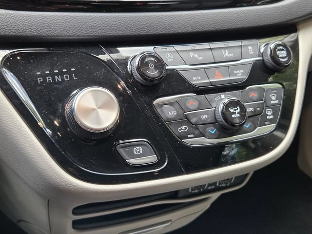 Used 2024 Chrysler Pacifica Touring-L FWD image 11