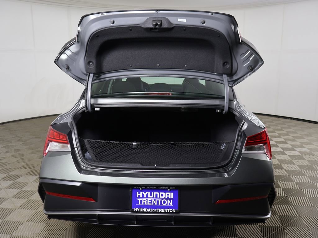 Used 2025 Hyundai Elantra Limited FWD image 31