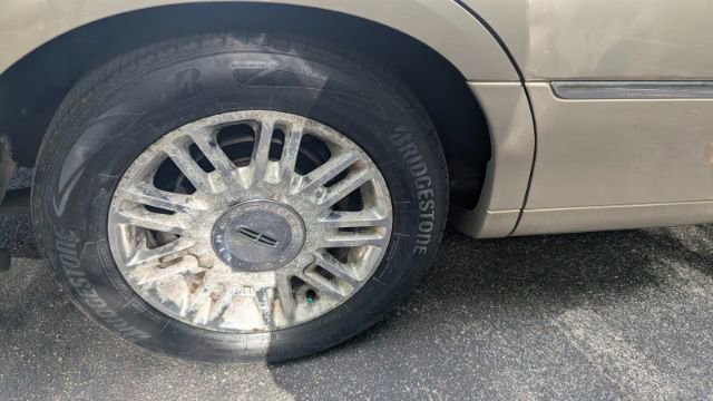 Used 2011 Lincoln Town Car Signature Limited image 12