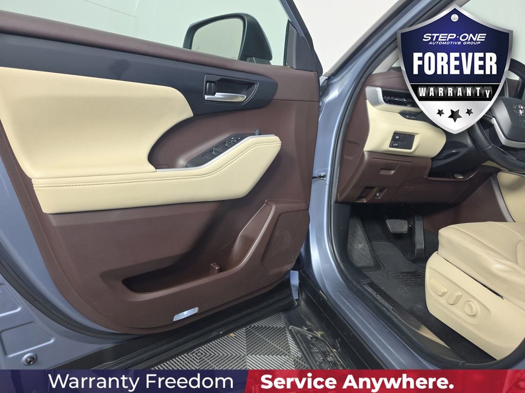 Used 2022 Toyota Highlander XLE FWD image 17