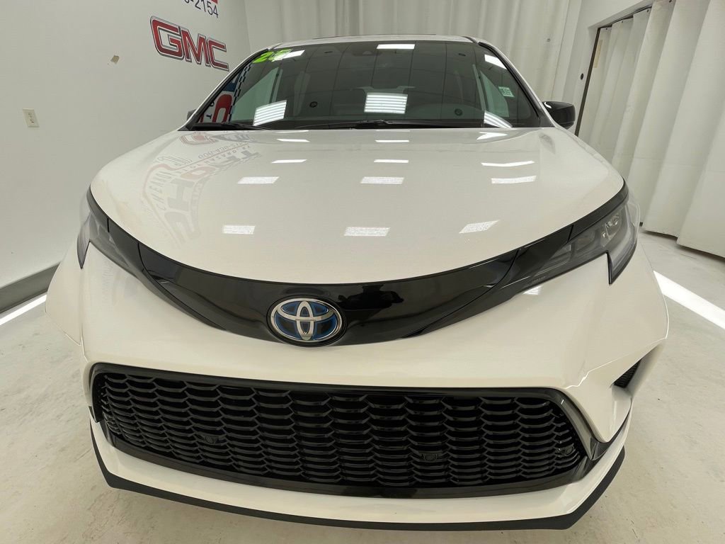 Used 2025 Toyota Sienna XSE image 2