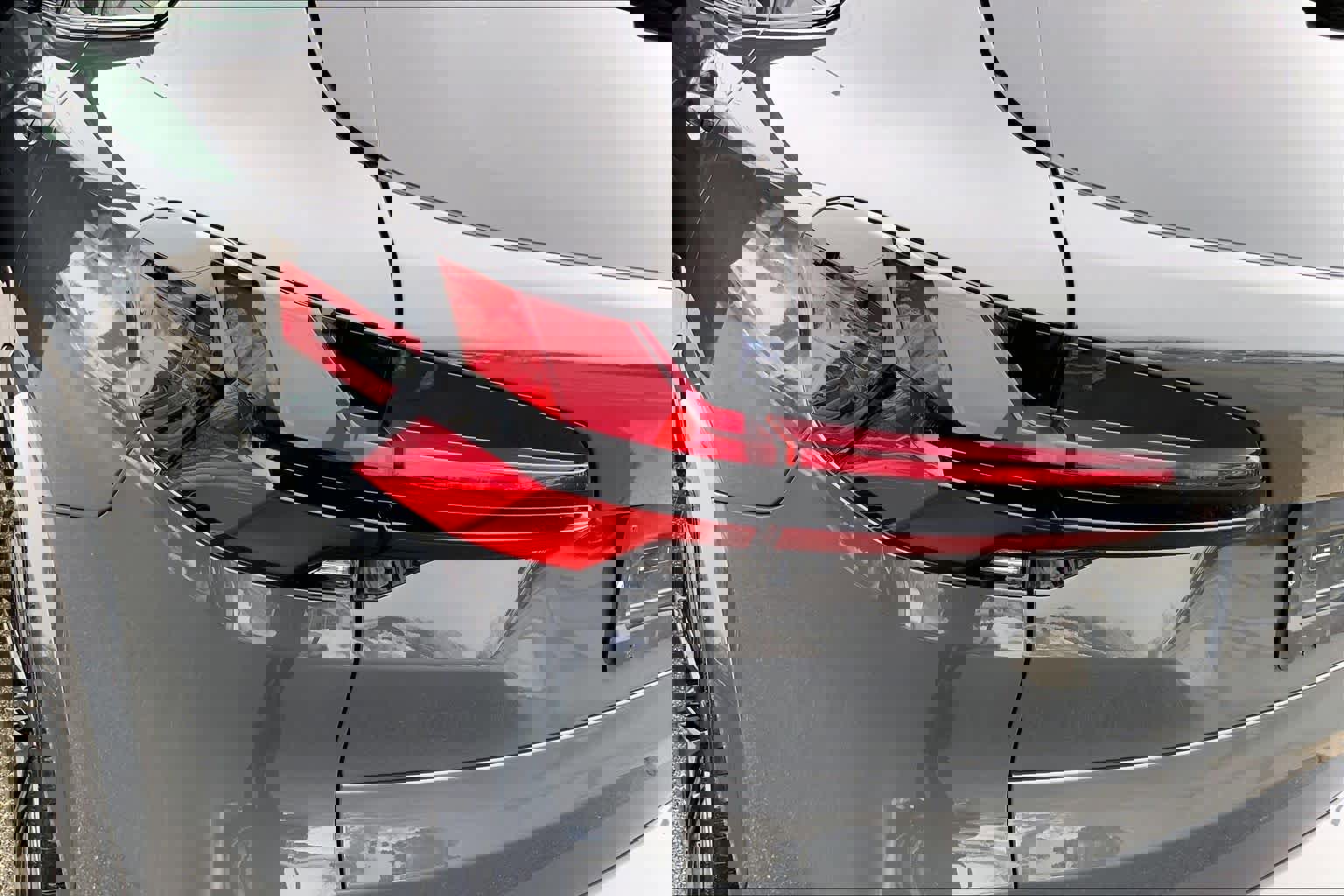 Used 2025 BMW X5 M Competition w/ Executive Package image 27