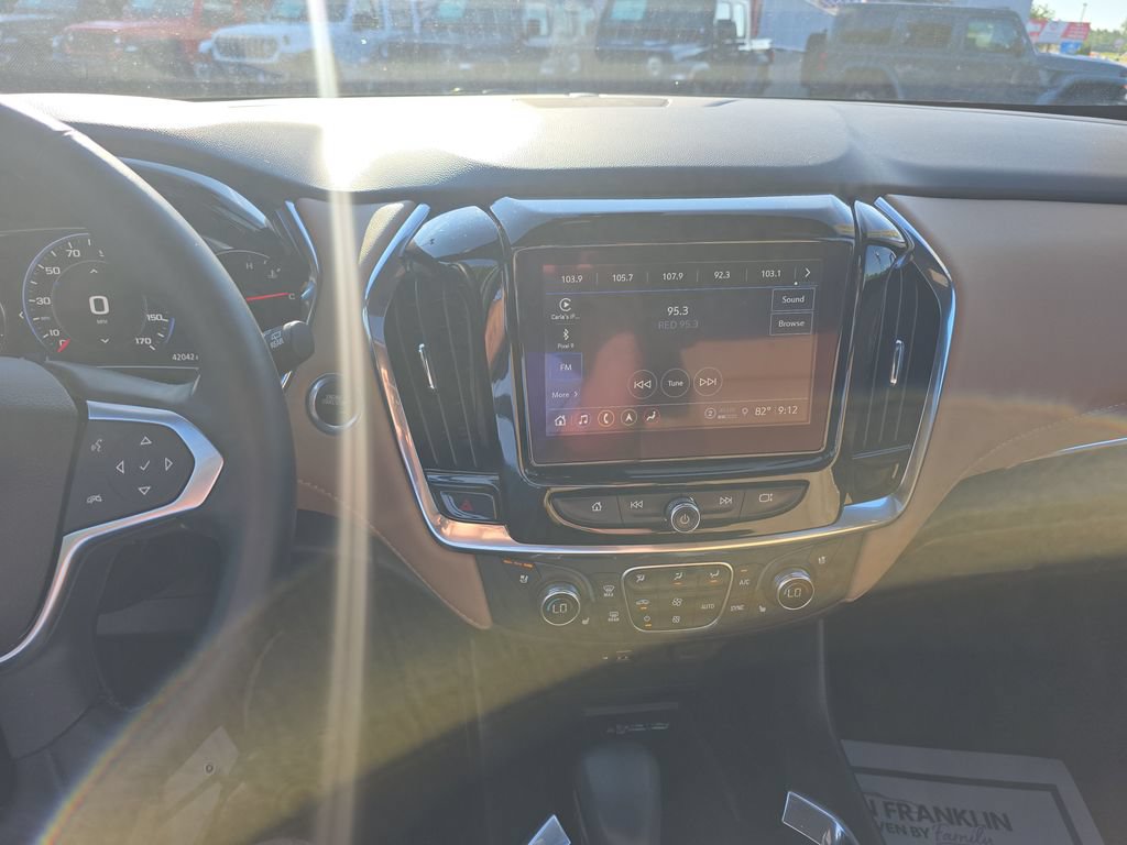 Used 2023 Chevrolet Traverse Premier FWD image 19