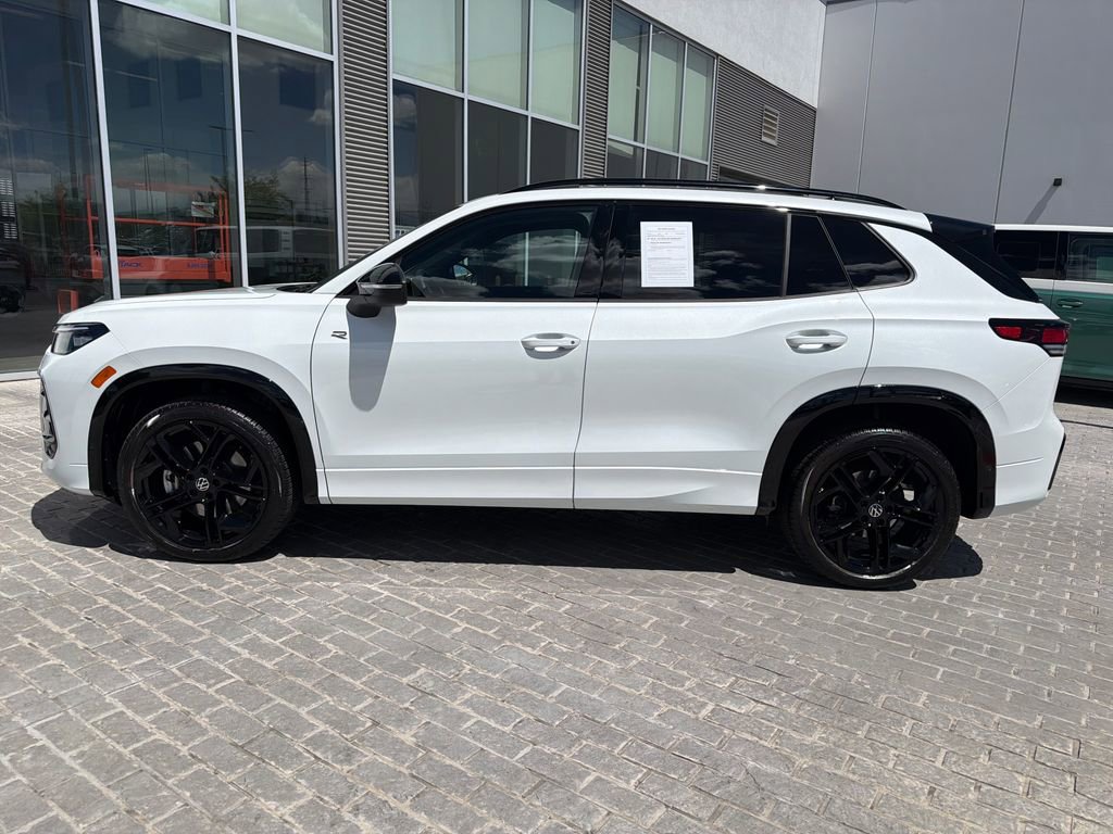 Certified 2025 Volkswagen Tiguan SE R-Line AWD/4WD image 3