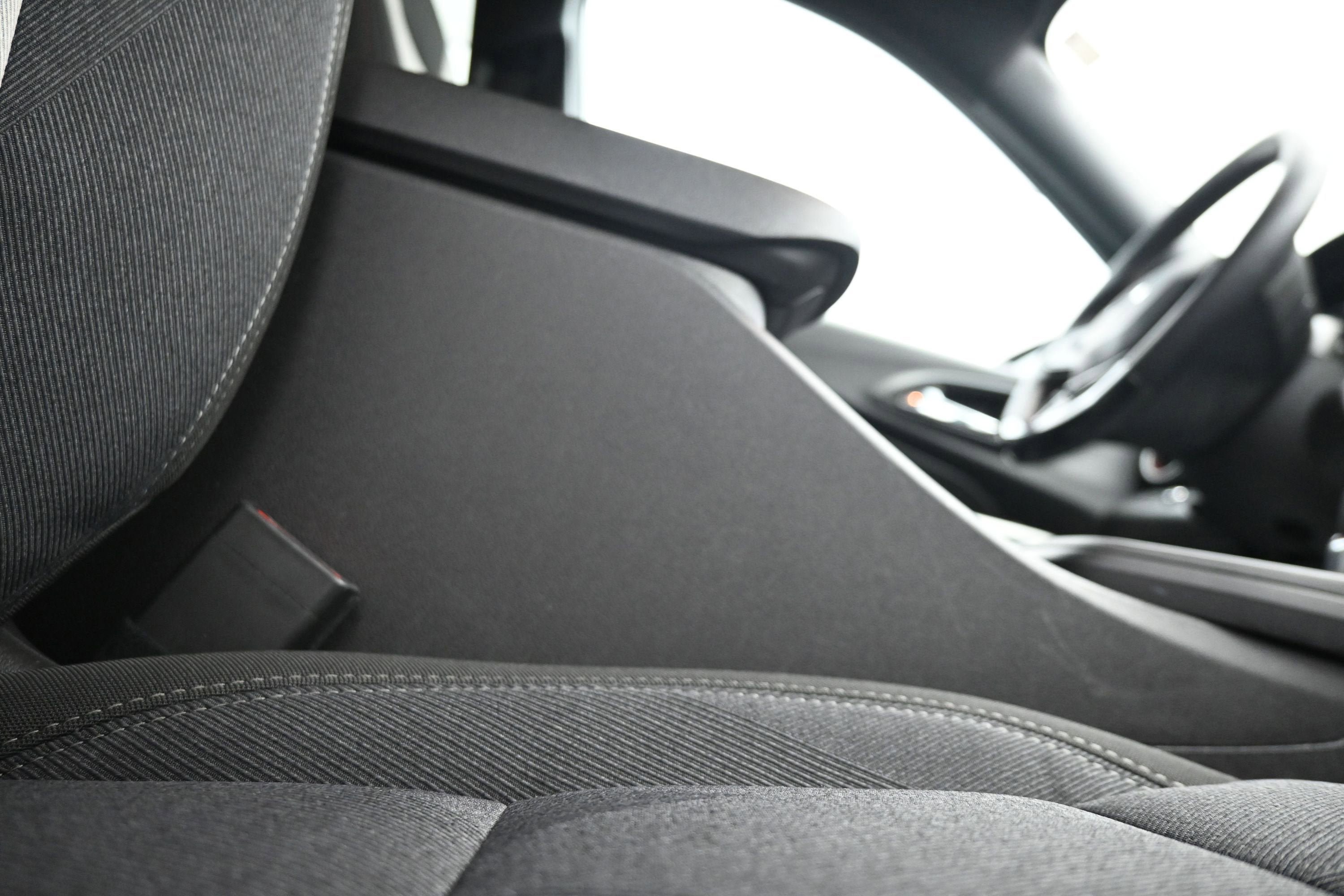 Used 2025 Chevrolet Trax RS w/ Sunroof Package FWD image 27
