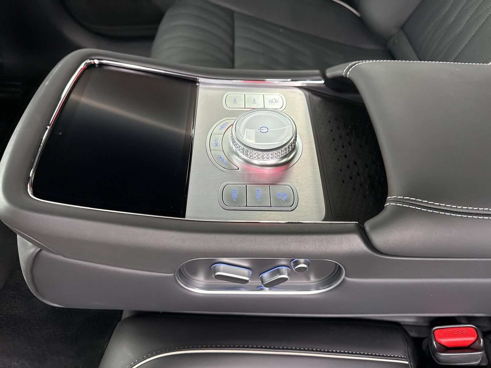 Used 2025 Genesis G90 3.5T AWD/4WD image 14