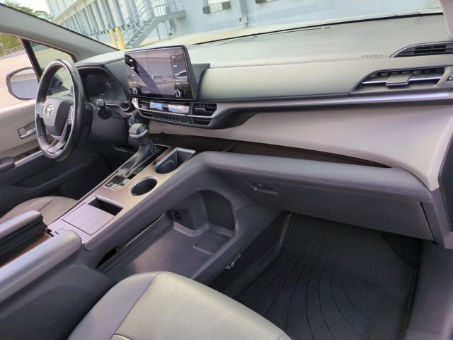 Used 2024 Toyota Sienna XLE FWD image 22