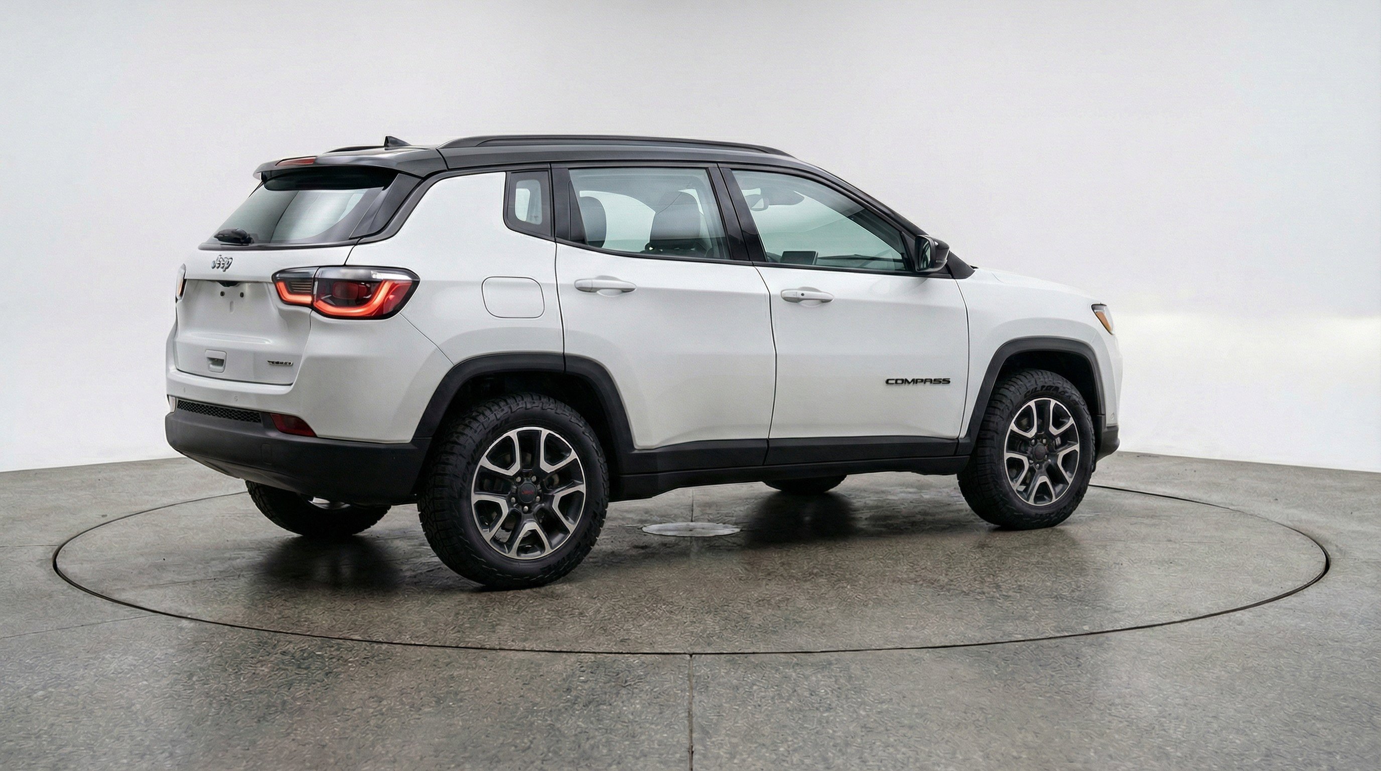 Used 2025 Jeep Compass Trailhawk AWD/4WD image 9