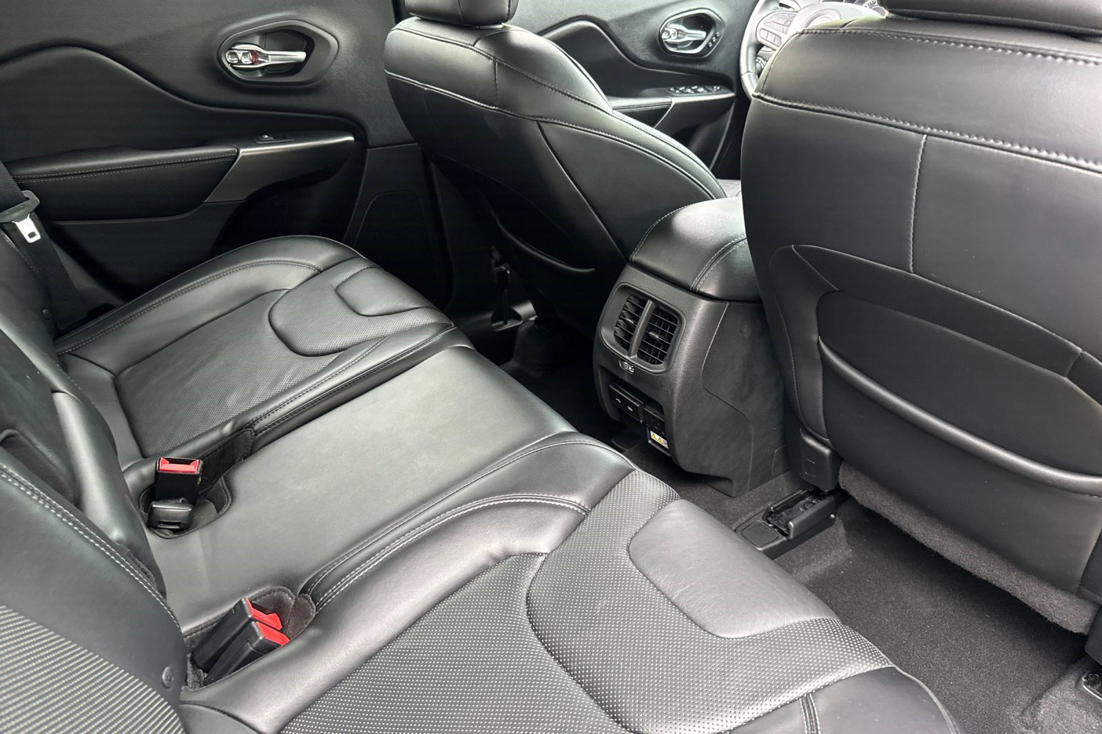 Used 2019 Jeep Cherokee Limited FWD image 30