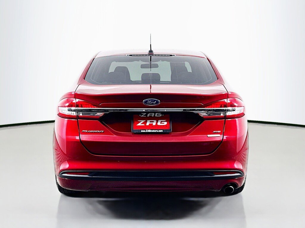 Used 2018 Ford Fusion SE image 4