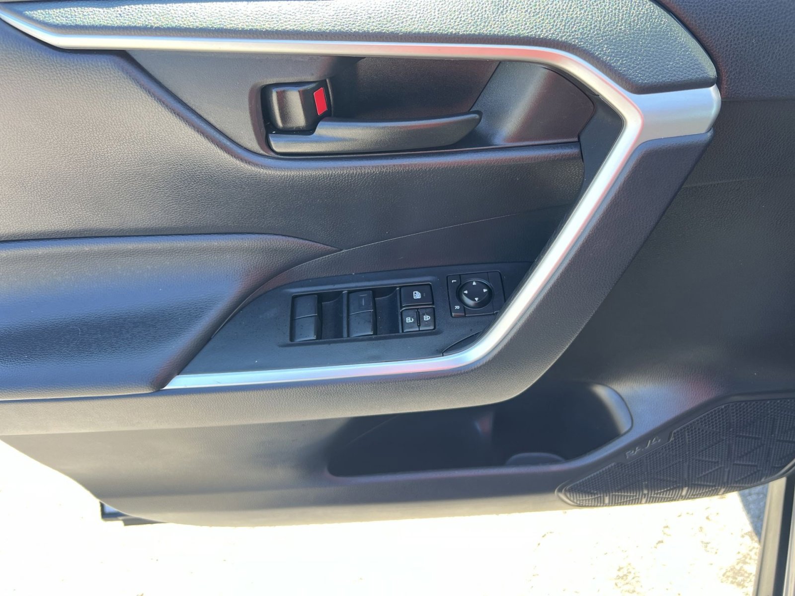 Used 2024 Toyota RAV4 LE AWD/4WD image 22