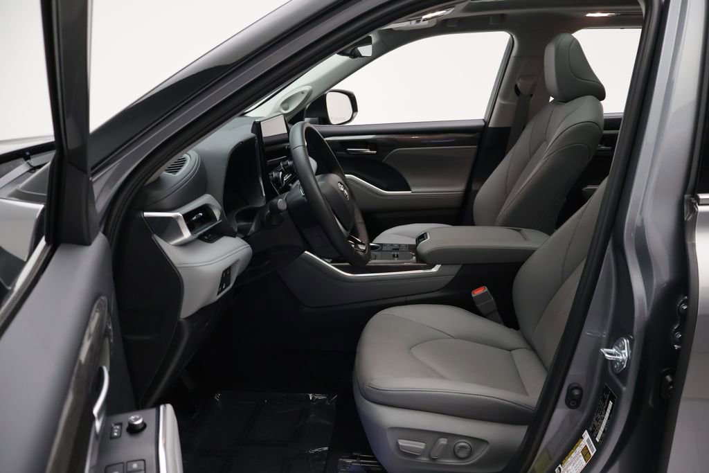 Certified 2025 Toyota Highlander Platinum AWD/4WD image 14