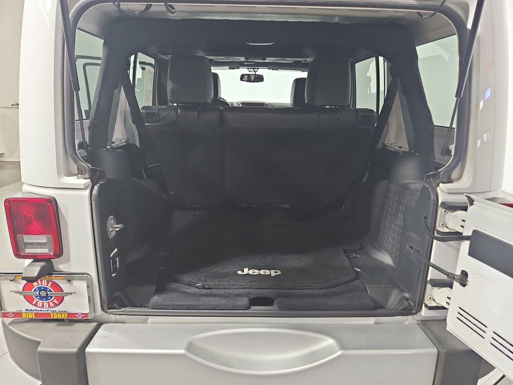 Used 2015 Jeep Wrangler Unlimited Sahara image 21