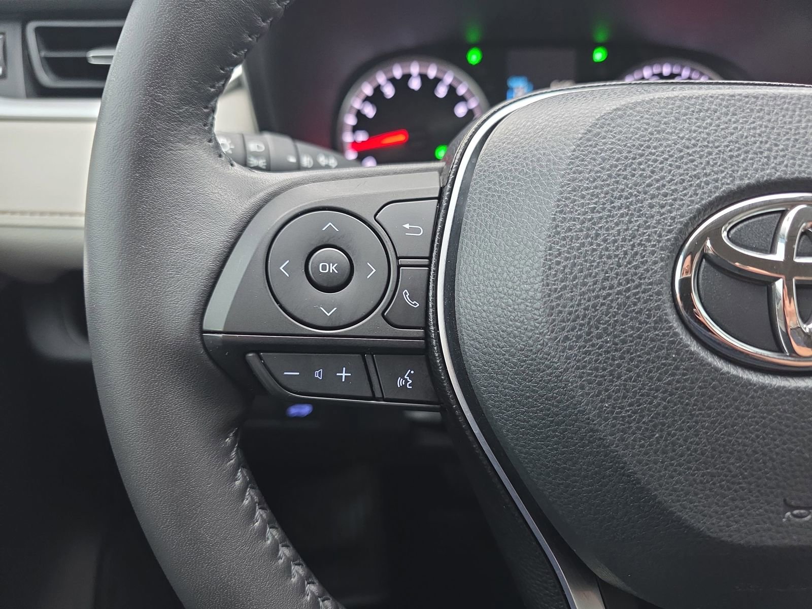 Used 2019 Toyota RAV4 XLE Premium image 17