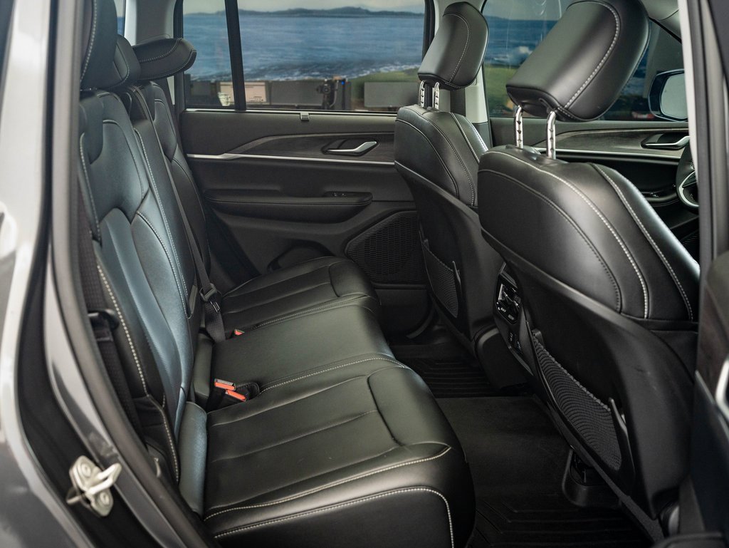 Used 2024 Jeep Grand Cherokee Limited w/ Luxury Tech Group II image 35