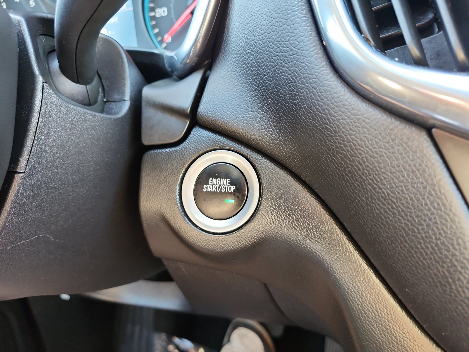 Used 2018 Chevrolet Equinox LT FWD image 18