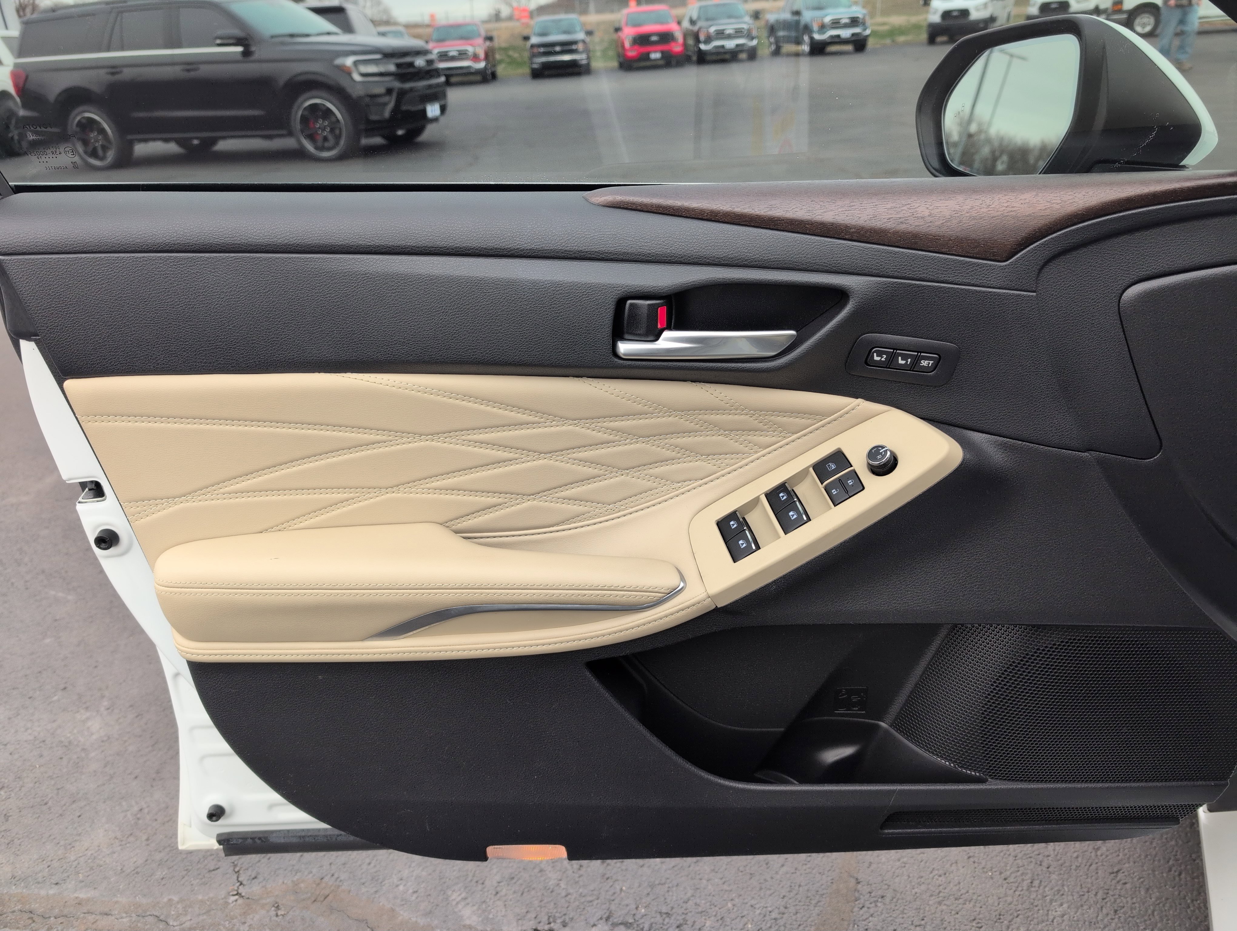 Used 2019 Toyota Avalon Limited image 16