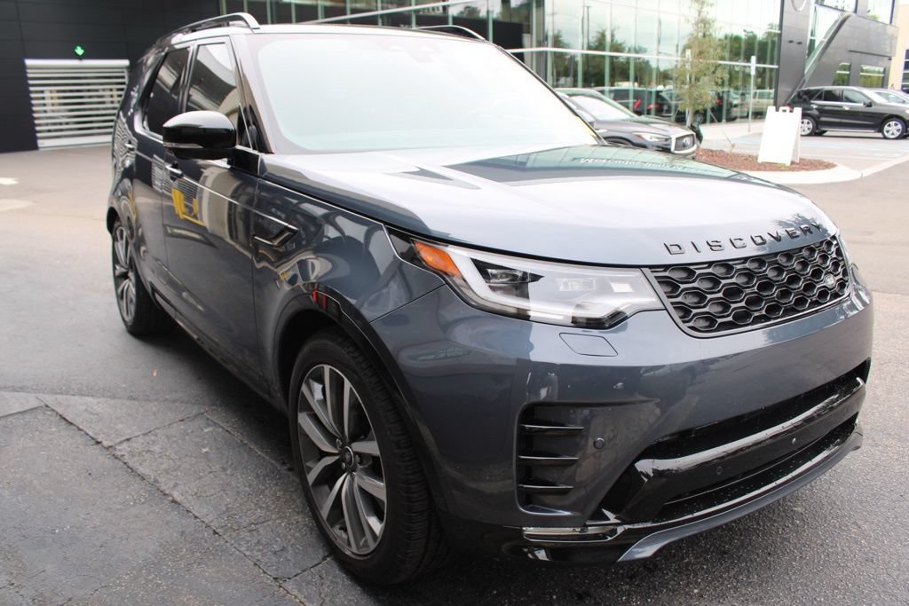 Certified 2025 Land Rover Discovery Dynamic SE AWD/4WD image 3