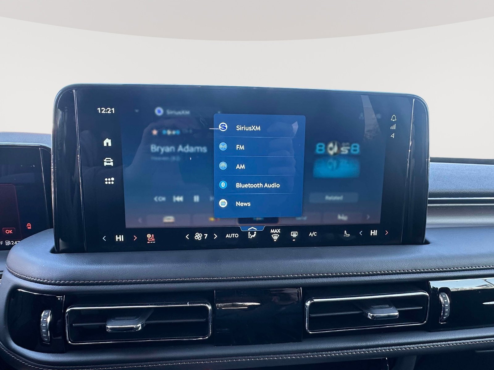 Used 2025 Lincoln Aviator Reserve w/ Equipment Group 201A image 12