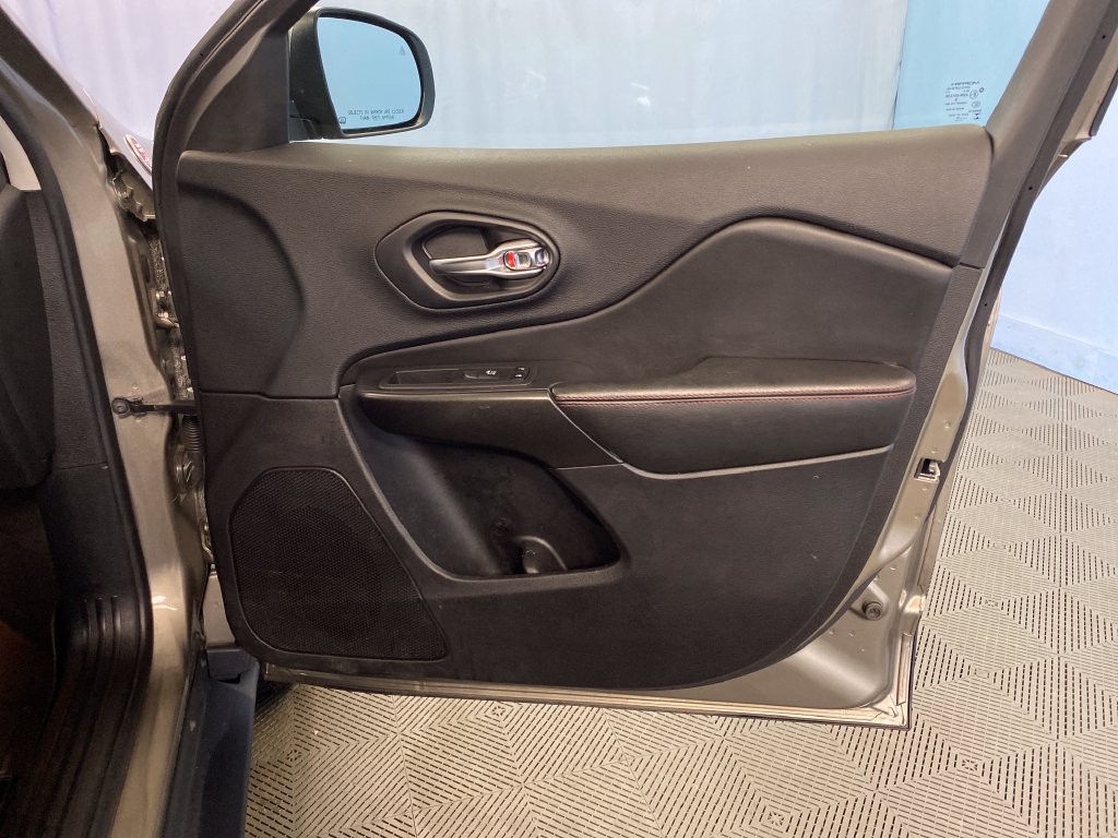 Used 2020 Jeep Cherokee Trailhawk AWD/4WD image 43