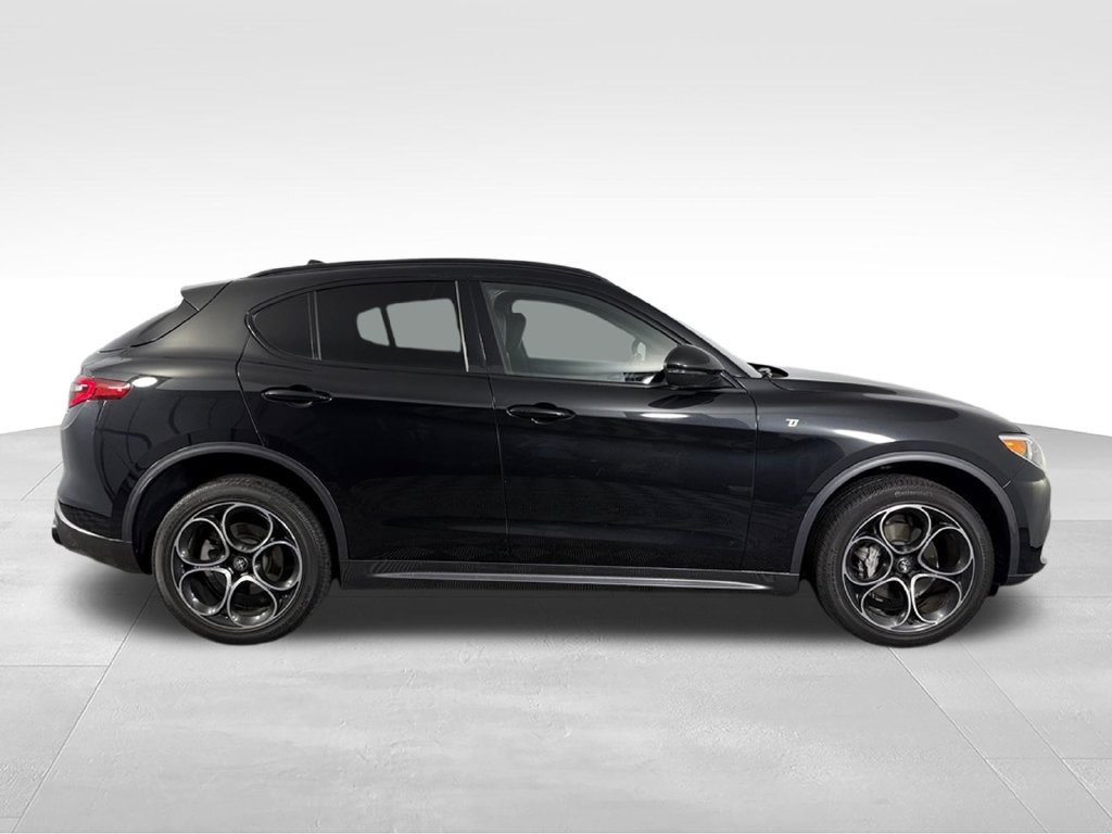 Used 2023 Alfa Romeo Stelvio Ti AWD/4WD image 6