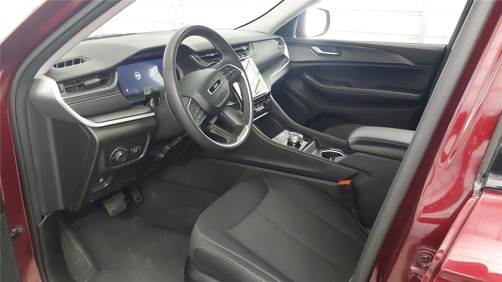Used 2024 Jeep Grand Cherokee Laredo image 21