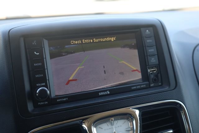 Used 2015 Chrysler Town & Country Touring FWD image 16