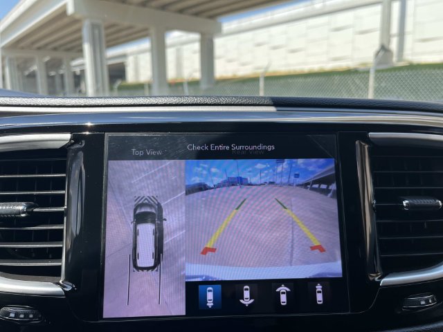 Used 2020 Chrysler Pacifica Touring w/ Advanced Safetytec Group FWD image 12