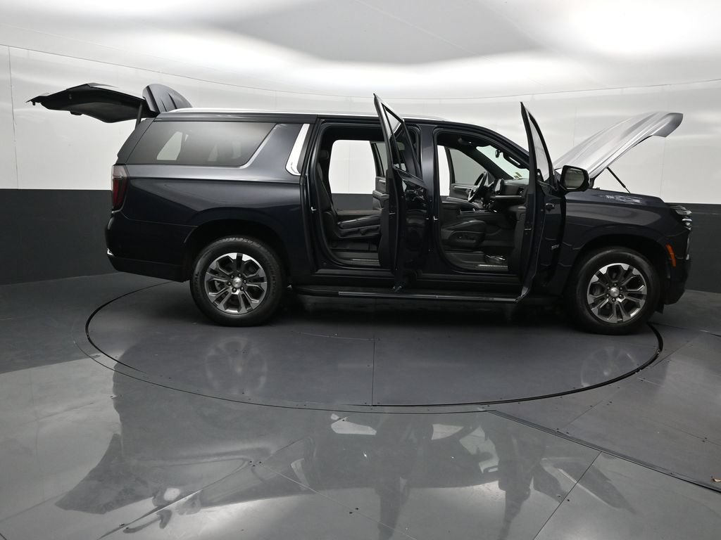 Used 2025 Chevrolet Suburban LT RWD image 34