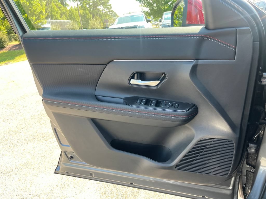 New 2027 Nissan Kicks SR w/ Cold Weather Package FWD image 12