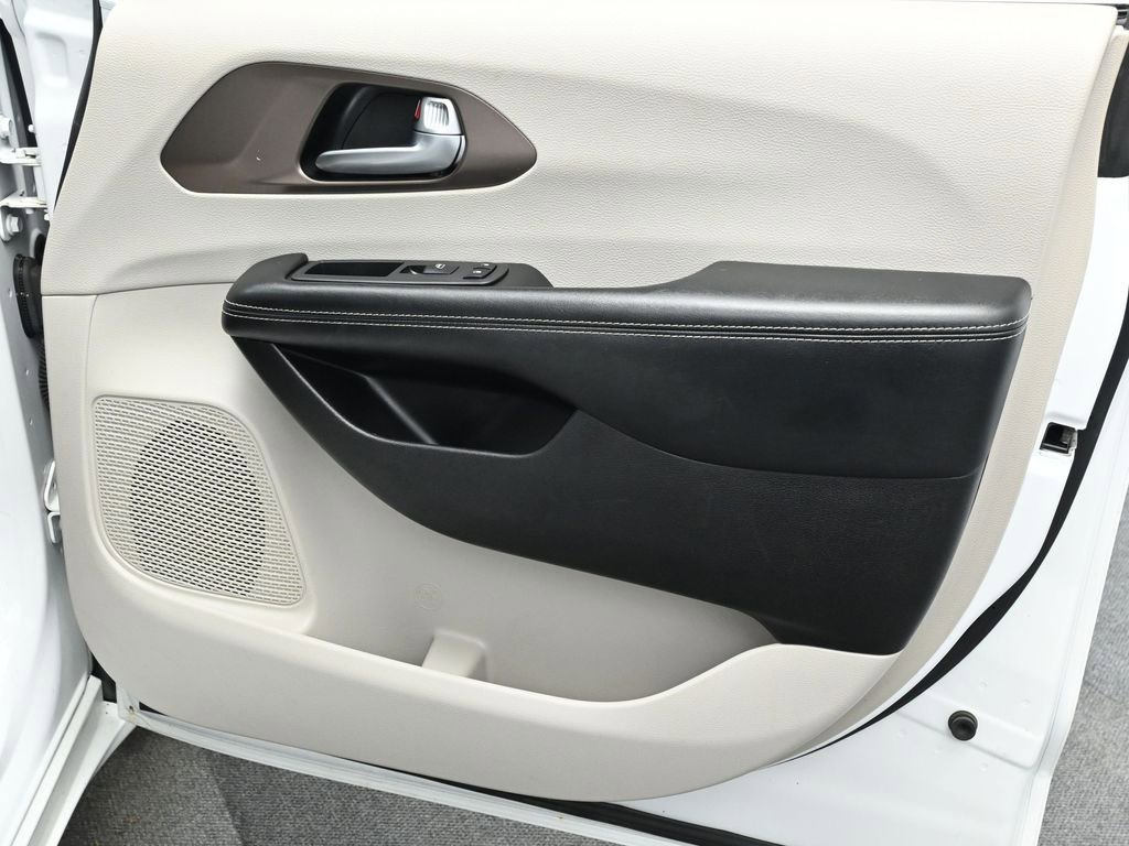 Used 2021 Chrysler Voyager L image 19
