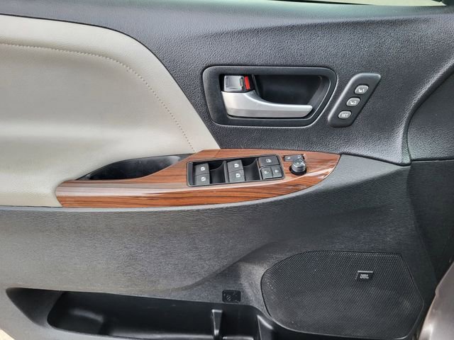 Used 2017 Toyota Sienna Limited Premium image 13