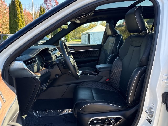Used 2025 Jeep Grand Cherokee L Summit w/ Obsidian Package AWD/4WD image 19