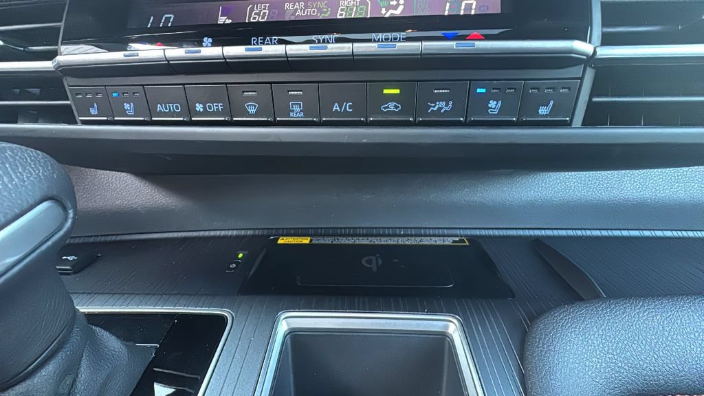 Used 2024 Toyota Sienna XSE w/ XSE Premium Package FWD image 23