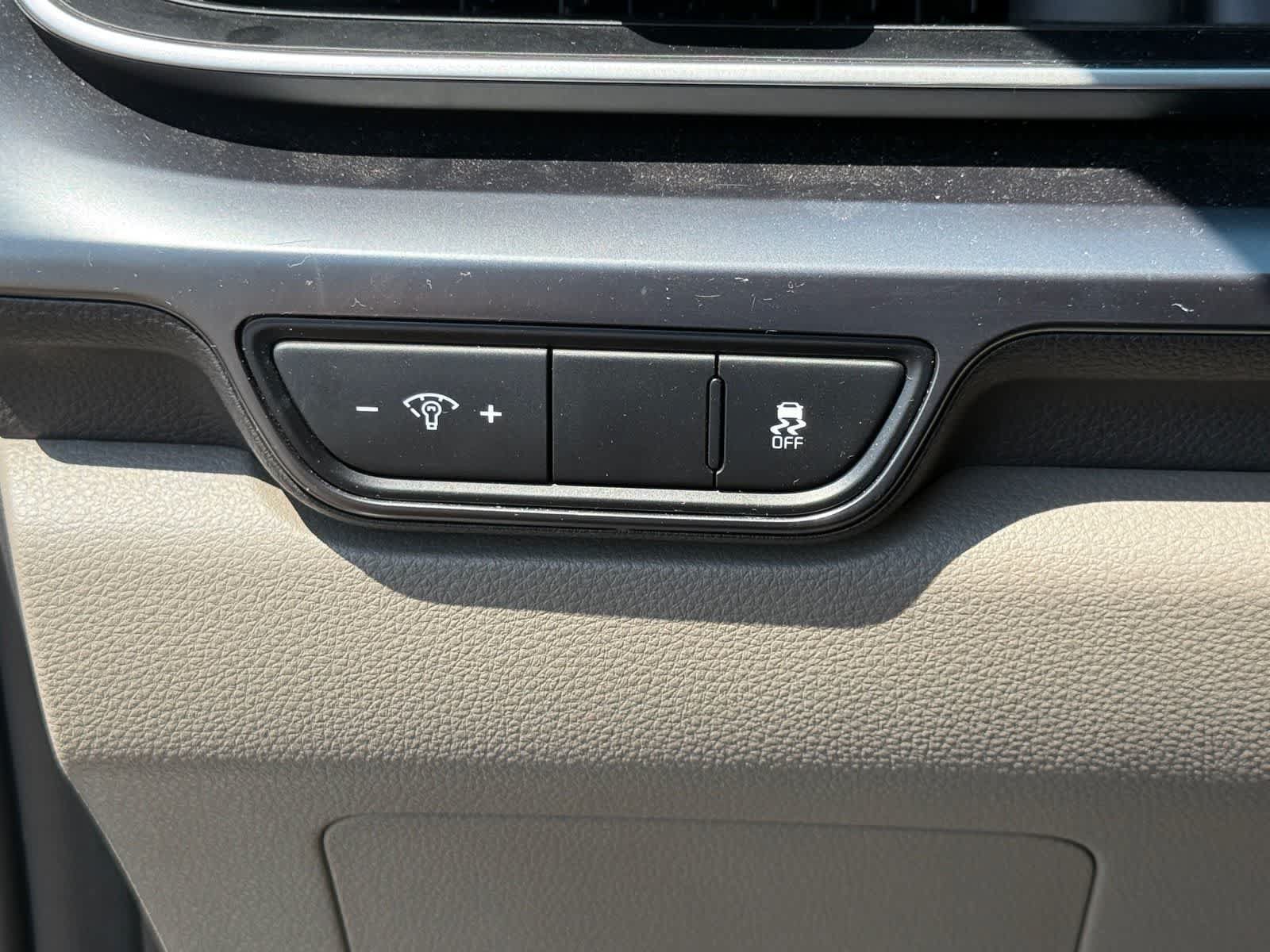 Used 2025 Kia Carnival FWD image 16