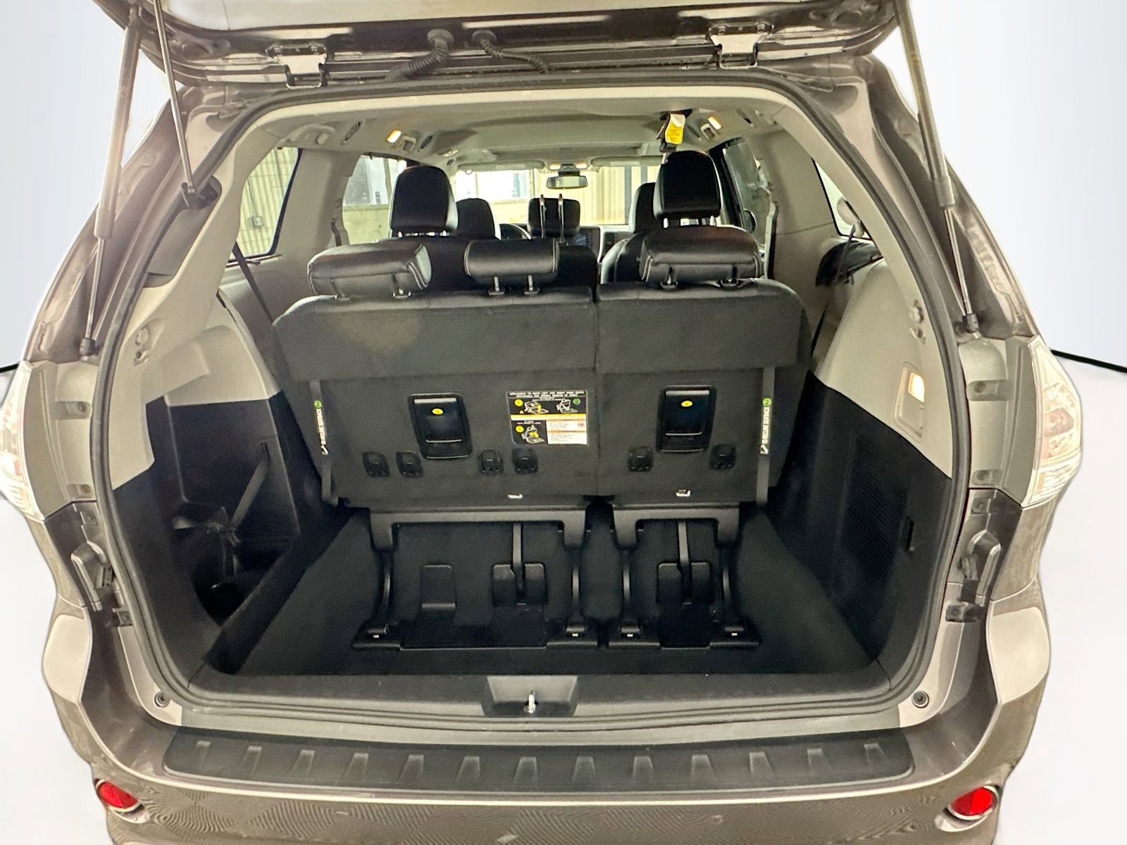 Used 2020 Toyota Sienna SE w/ SE Preferred Package image 23