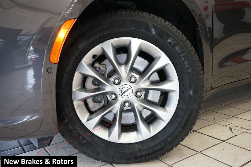 Used 2023 Chrysler Pacifica Touring-L AWD/4WD image 14