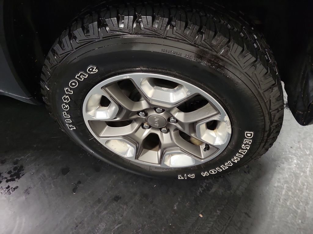 Used 2019 Jeep Cherokee Trailhawk w/ Cold Weather Group AWD/4WD image 12