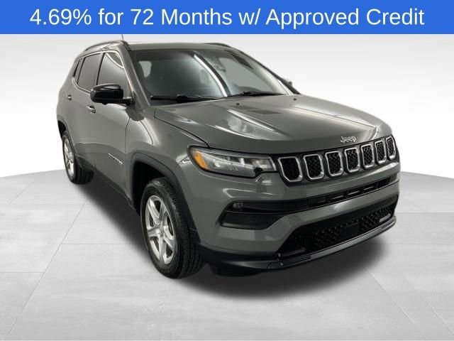 Used 2024 Jeep Compass Latitude w/ Sun and Sound Group image 1
