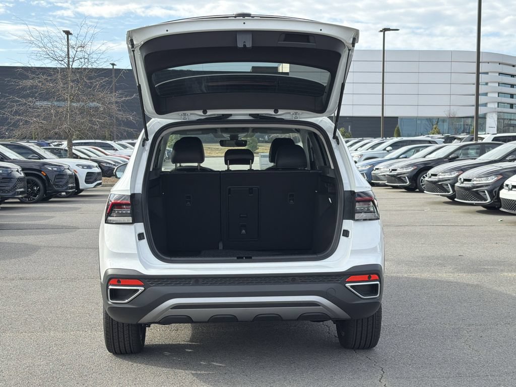 New 2026 Volkswagen Taos SE FWD image 15