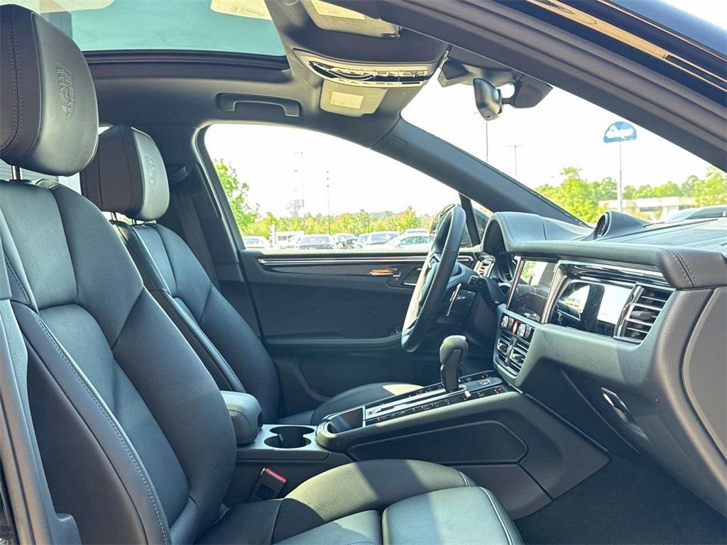 Used 2025 Porsche Macan AWD/4WD image 16
