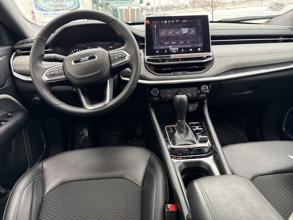 Used 2024 Jeep Compass Latitude image 7