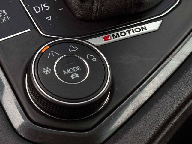 Used 2018 Volkswagen Tiguan SE AWD/4WD image 25