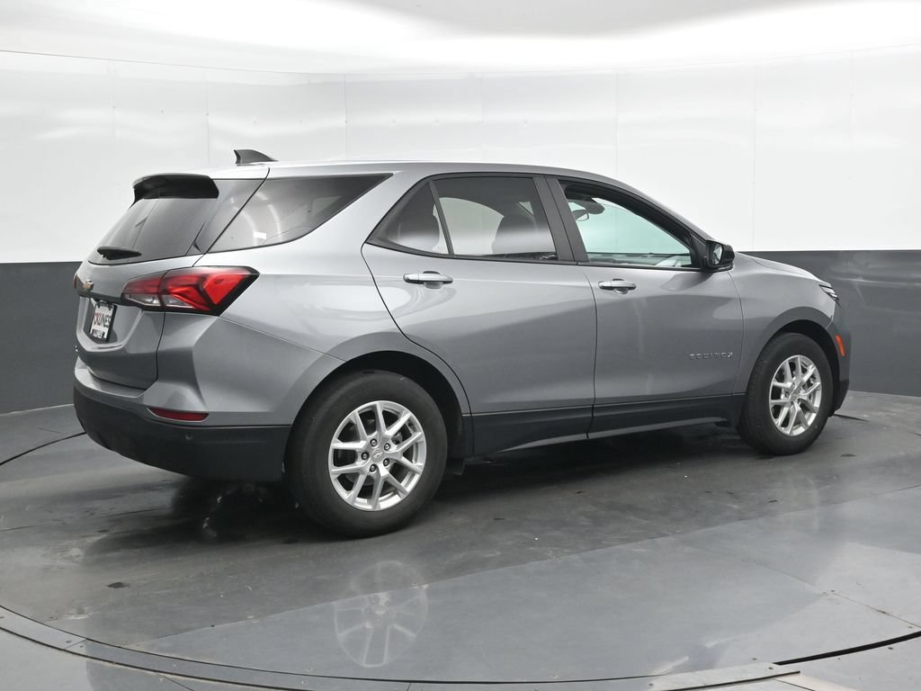 Used 2023 Chevrolet Equinox LS w/ LS Convenience Package FWD image 3