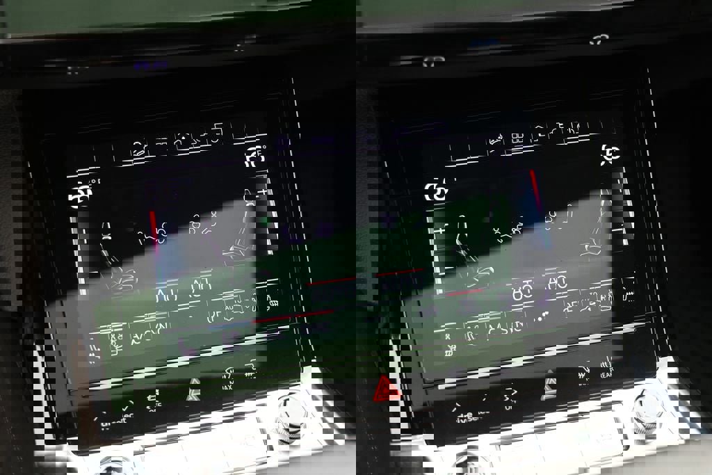 Used 2023 Audi e-tron Premium Plus w/ Premium Plus Package image 19