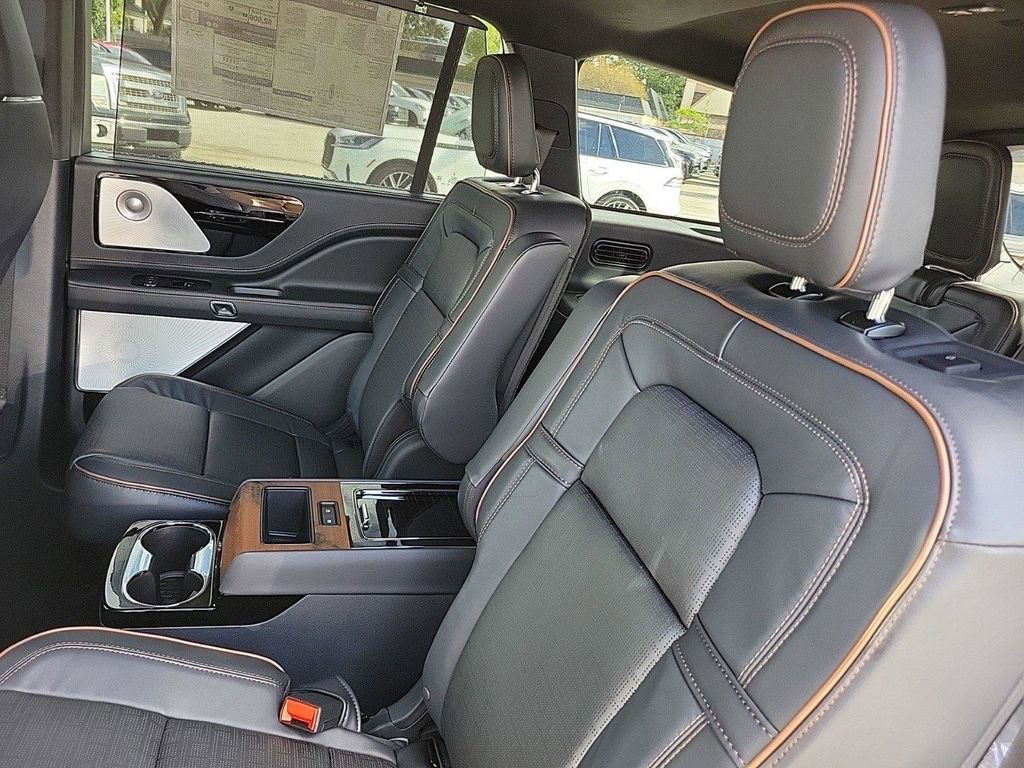 New 2025 Lincoln Aviator Black Label w/ Jet Appearance Package image 17