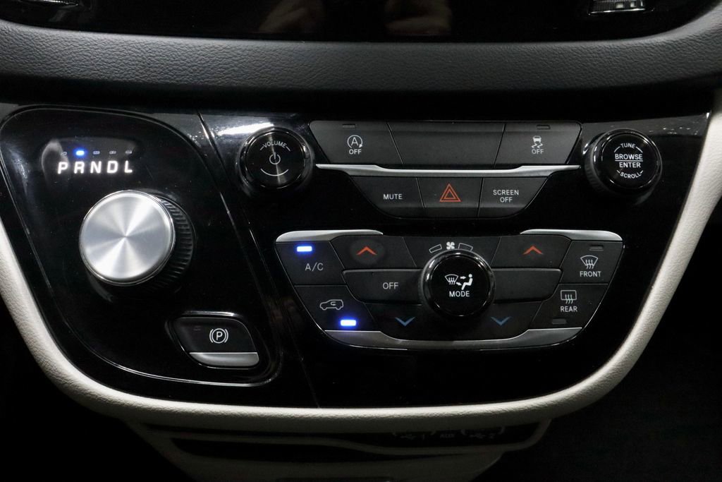 Used 2023 Chrysler Voyager LX image 29