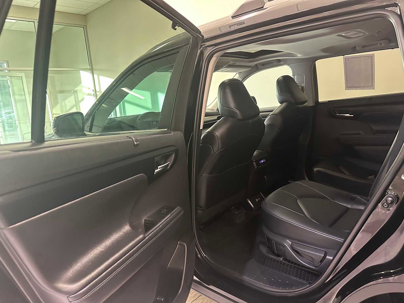 Certified 2025 Toyota Highlander XLE image 24
