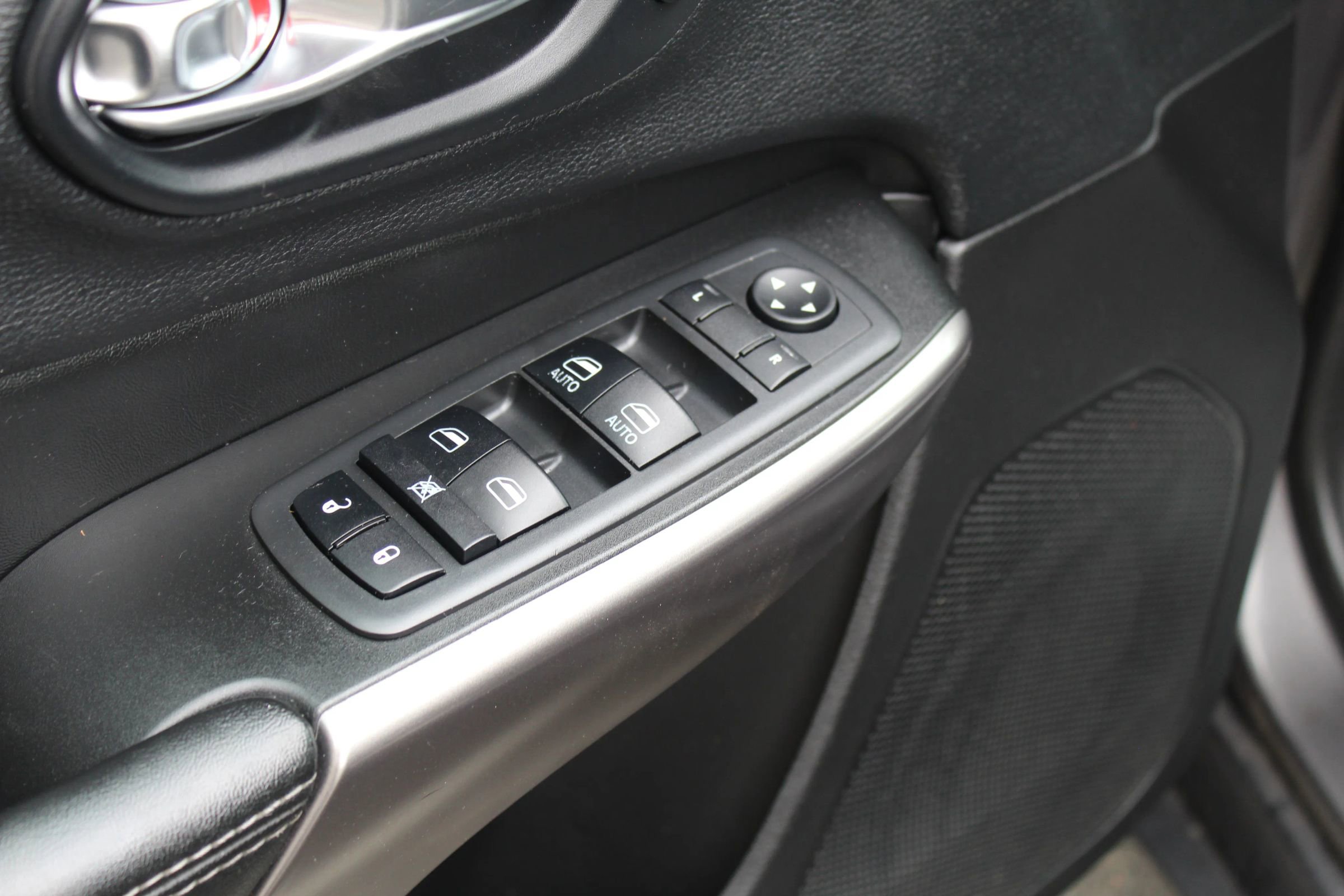 Used 2019 Jeep Cherokee Limited image 22