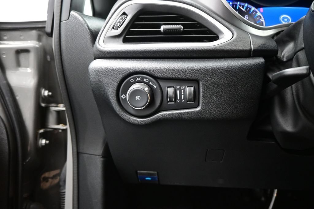 Used 2025 Chrysler Pacifica Select FWD image 19